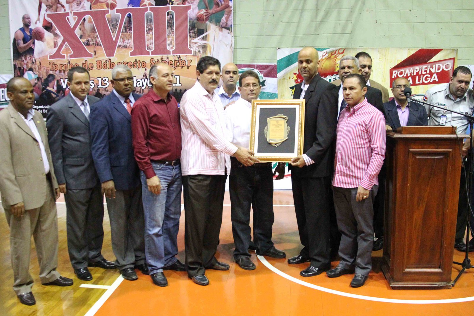 El Comité Organizador y la ASOBAE entregan la placa de la dedicatoria del extinto Profesor José Sánchez Pérez, recibiendo su hijo el joven José Luis Sánchez López.